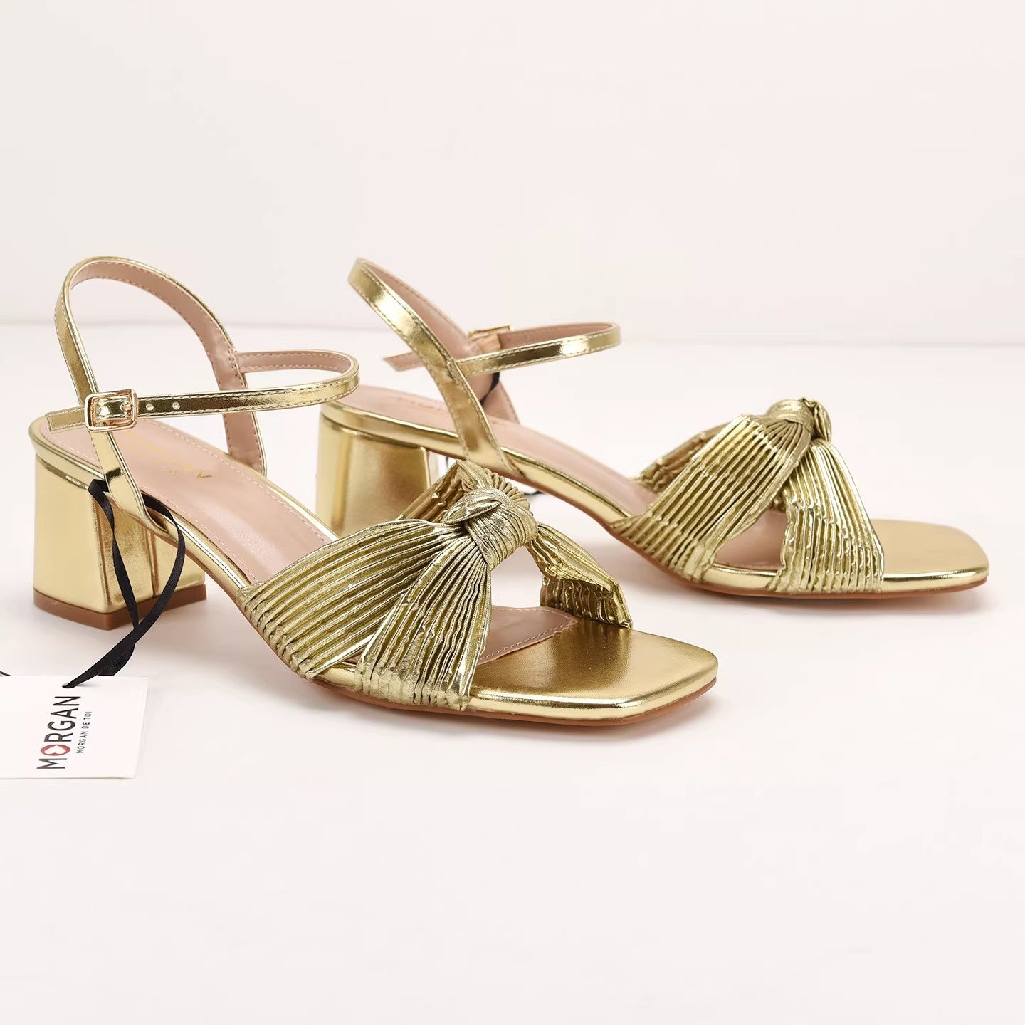Sandales dorées à nœud – Élégance lumineuse & féminité